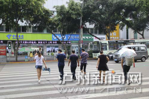 絕大多數(shù)市民都做到了自覺禮讓斑馬線，不橫穿馬路，不翻越欄桿，做到車讓人、人讓車