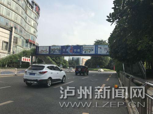 主干道上隨處可見創(chuàng)文宣傳廣告。 記者 肖婷 攝